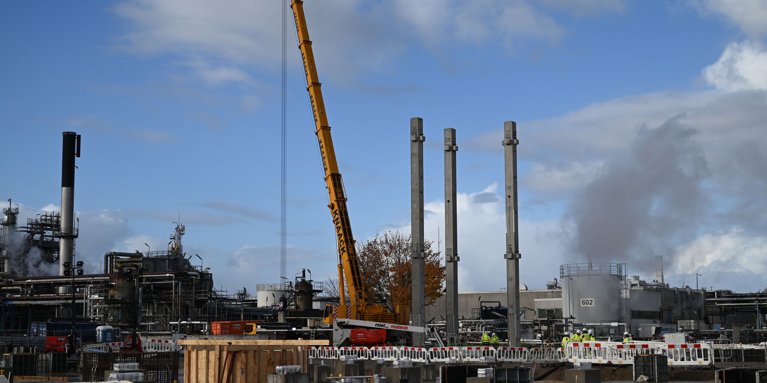 Construction site of the new HOLBORN GDP complex with a large mobile crane and several 19-meter-high concrete pillars for the future HVO plant.