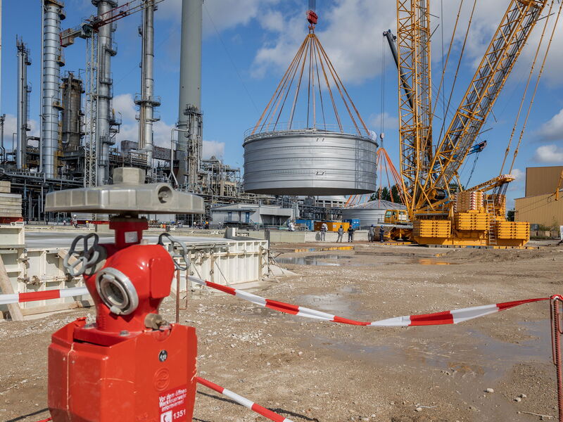 Maßarbeit beim Tankhub: Der Tank wird von einem Kran auf das vorbereitete Fundament gesetzt.